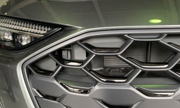 Audi純正 S5(FU)ブラックフロントエンブレムのお取付させて頂きました