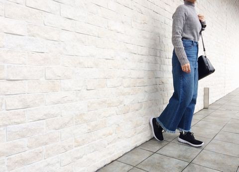 ユニクロのハイライズワイドクロップドジーンズ！トレンド感満載の