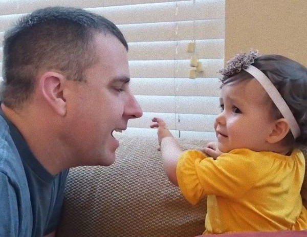 こんなのパパじゃない 知らない人怖い 髭を剃ってみたら愛娘に認識されず涙目のパパ マランダー