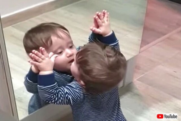 鏡の中の自分に ちゅう その様子ってば可愛すぎてプライスレス マランダー