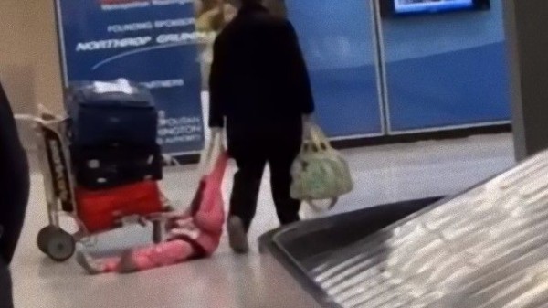 歩くのに疲れたら引っ張ってもらえばいいじゃない 歩かない娘を運ぶお父さん 空港でがんばる マランダー
