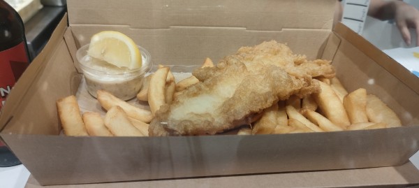 博多阪急英国ﾌｪｱ ﾌｨｯｼｭ&ﾁｯﾌﾟｽ(ﾎﾜｲﾄﾍｯｽﾞ)Whitehead's Fish&Chips