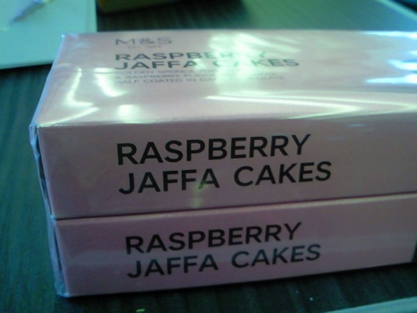 M Sのお菓子ﾗｽﾞﾍﾞﾘｰｼﾞｬｯﾌｧｹｰｷ ﾚｯﾄﾞｶﾗﾝﾄﾊﾟﾌ Rasbury Jaffa Cake Redcurrant Puffs ﾛﾝﾄﾞﾝ 穴場 ﾀﾀﾞｶﾞｲﾄﾞ写真編 London Photo Guide Blog Nemi