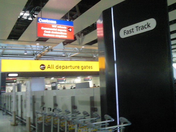 ﾋｰｽﾛｰ空港ﾀｰﾐﾅﾙ4免税店 Costa Coffee Heathrow Airport Terminal 4 ﾛﾝﾄﾞﾝ 穴場 ﾀﾀﾞｶﾞｲﾄﾞ写真編 London Photo Guide Blog Nemi