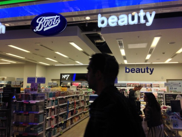 ﾋｰｽﾛｰ空港ﾀｰﾐﾅﾙ4免税店 Costa Coffee Heathrow Airport Terminal 4 ﾛﾝﾄﾞﾝ 穴場 ﾀﾀﾞｶﾞｲﾄﾞ写真編 London Photo Guide Blog Nemi