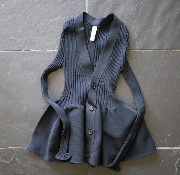 CFCLの春カーディガン② “POTTERY CARDIGAN 1” : 品よくまとめる