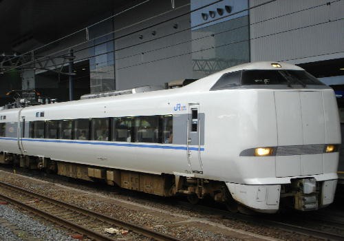 平日のみ見られるサンダーバードの6両編成 : まぁ～くんの乗り物