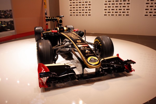 F1 ロメイン・グロージャン直筆サイン入り 2012年ロータス・ルノー MINICHAMPS 1/12 ロータス ルノー 97T アイルトン・セナ