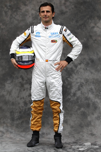 ペドロ・デ・ラ・ロサ（HRT）： 2012年F1レーシングスーツ写真