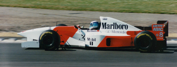 マクラーレンMP4/10メルセデス マーク・ブランデル PMA 1/43 ミニチャンプス F1ミニカー マクラーレンMP4⁄10 センター・ウィング： 衝撃的だったF1マシン発表会