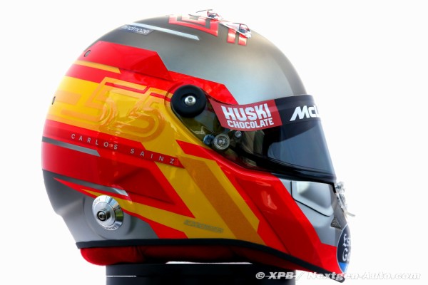 カルロス・サインツJr. ヘルメット写真 レーシングスーツ写真 2020年F1 