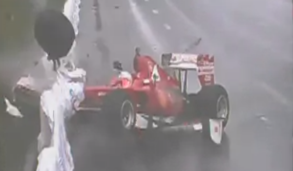 小林可夢偉 F1デモ走行でフェラーリをクラッシュ 動画 F1通信