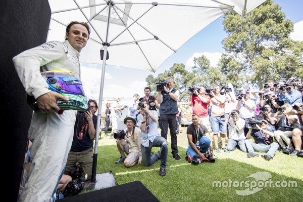 フェリペ・マッサ レーシングスーツとヘルメット写真:2017年F1 フェリペ・マッサ レーシングスーツとヘルメット写真:2017年F1