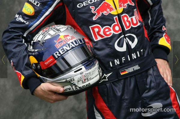 セバスチャン・ベッテル（レッドブル）： 2012年F1レーシングスーツ