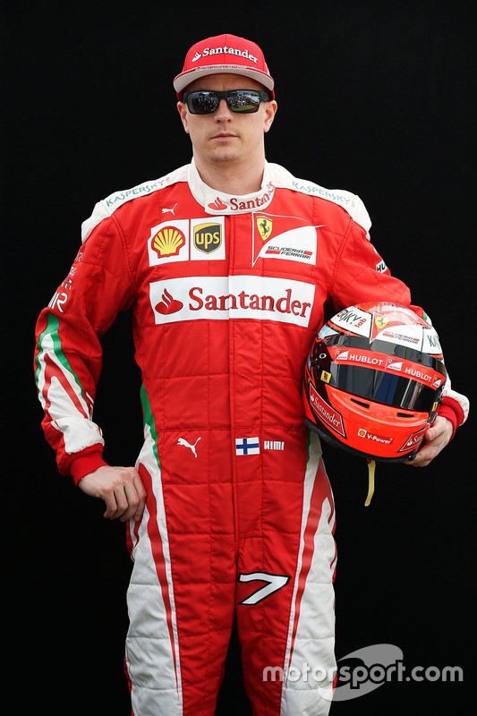 キミ・ライコネン（フェラーリ）： F1レーシングスーツとヘルメット