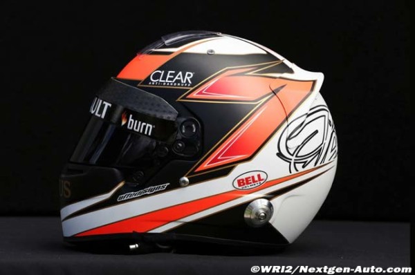 キミ・ライコネン（ロータス）： F1ヘルメットとレーシングスーツ写真