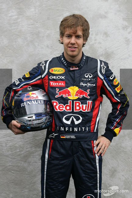 セバスチャン・ベッテル（レッドブル）： 2011年F1レーシングスーツ 