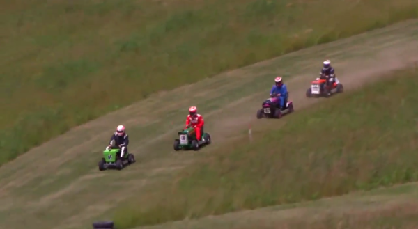 キミ ライコネン 芝刈り機でレース 動画 F1通信