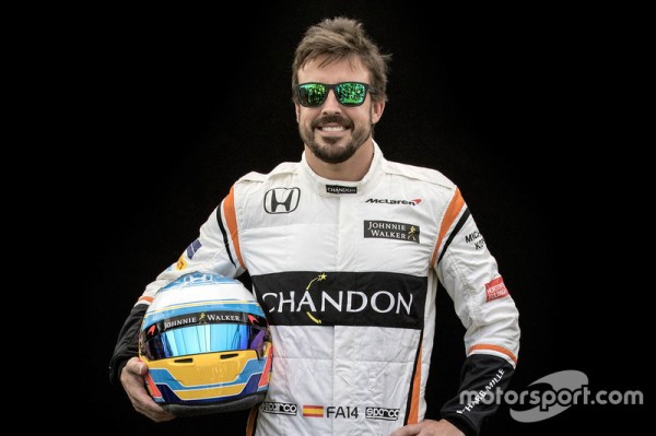 フェルナンド・アロンソ レーシングスーツとヘルメット写真：2017年F1 ...