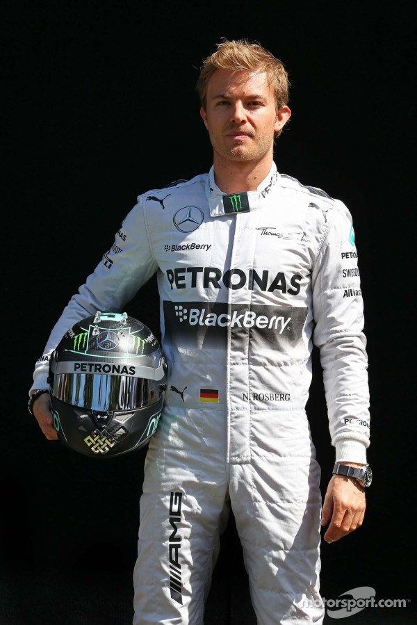 ニコ・ロズベルグ（メルセデス）： F1ヘルメットとレーシングスーツ
