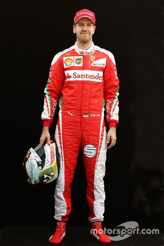 セバスチャン・ベッテル（フェラーリ）： F1レーシングスーツと 