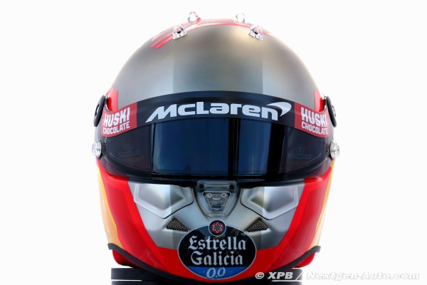カルロス・サインツJr. ヘルメット写真 レーシングスーツ写真 2020年F1