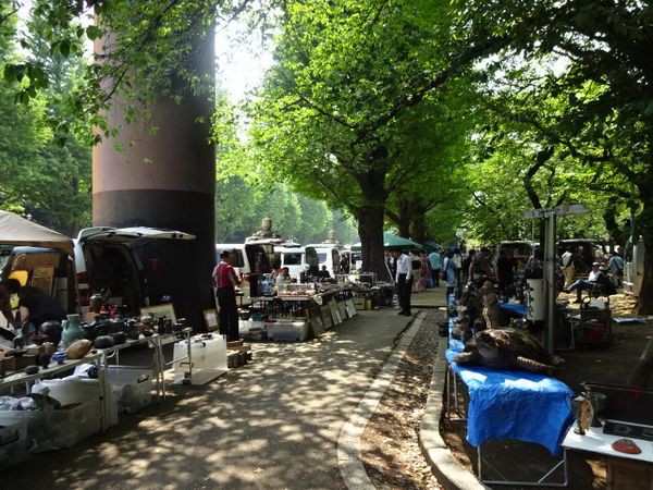 靖国神社 青空骨董市に行ってきました カラフルキュートな世界へ