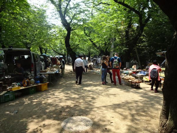 靖国神社 青空骨董市に行ってきました カラフルキュートな世界へ