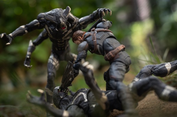 マーベルレジェンド　アウトライダー　フィギュア Amazon.com: Marvel Legends Series Outriders, Avengers