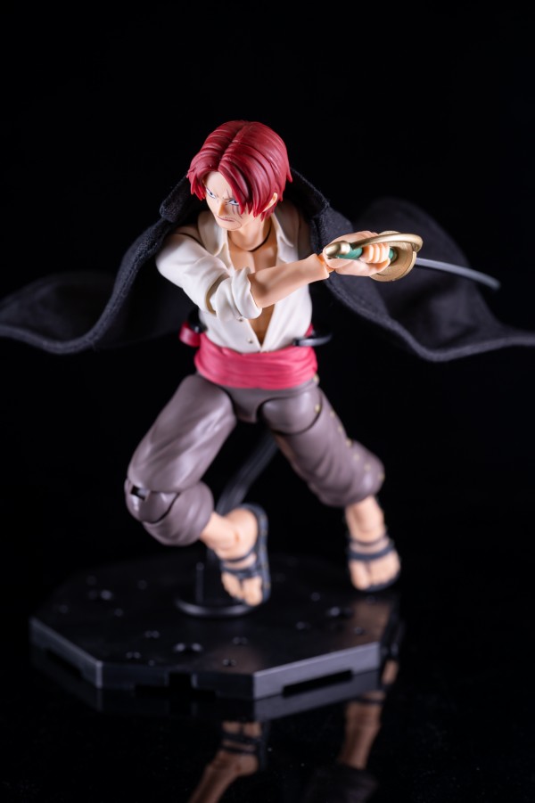 SHフィギュアーツ シャンクス＆モンキー・D・ルフィ（少年期） Amazon.co.jp: TAMASHII NATIONS - ワンピース - シャンクス