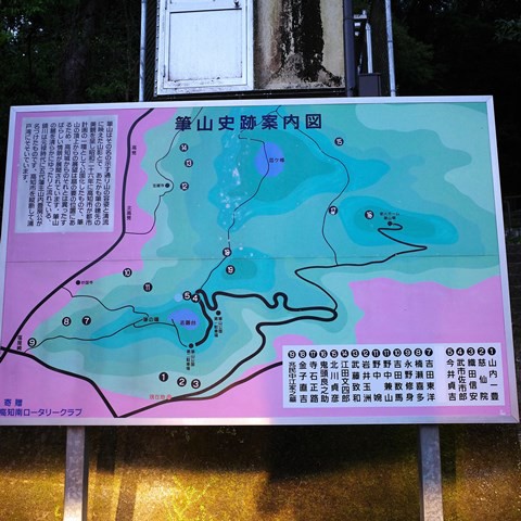 筆山から朝日に照らされオレンジ色に染まる高知の街を眺める のんびりと高知で