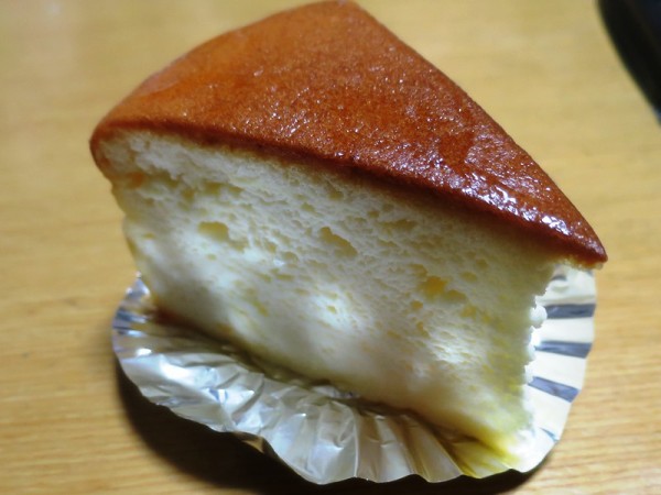 オープンしたてのコミベーカリー万々店でチーズケーキやパンを買う のんびりと高知で
