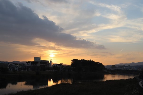 鏡川は月の瀬橋から夕陽や魚を見た のんびりと高知で