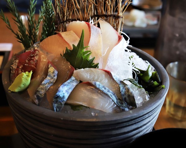 活魚レストラン 漁ま りょうま にて 新鮮な活け鯖の刺身を のんびりと高知で