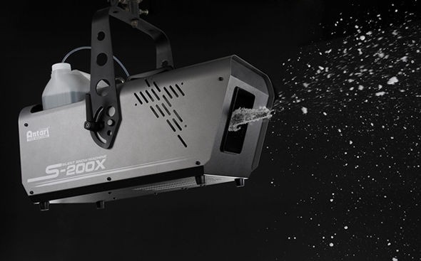 これからの季節に欠かせない、雪の演出を可能にするスノーマシン再入荷 