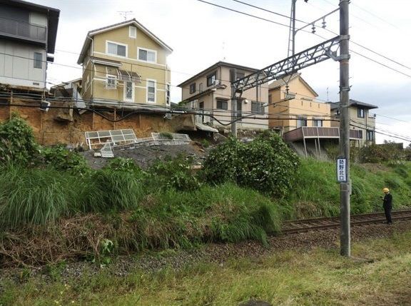 近鉄の優しさ 近鉄生駒線沿い擁壁崩落の住民に通じず 市況かぶ全力2階建