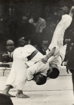 岡野功渾身の左一本背負いの写真。佐藤宣践を破り全日本柔道選手権初