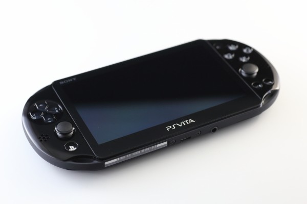 第2世代PS Vita（PCH-2000 ZA11）を買ってみた : BlogなMaterialisticA