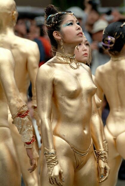 金粉ショー　乳首 