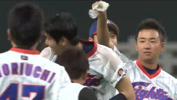 日本ハム 斎藤佑樹 無表情で大谷に水をかける なんj野球速報