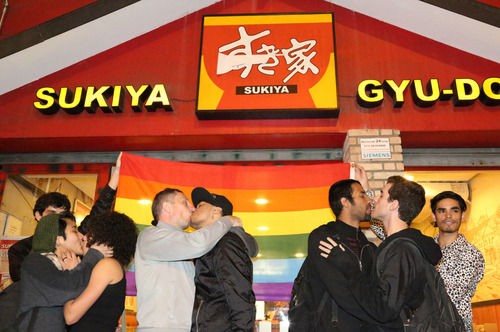 すき家サンパウロ店でホモ客がキスし始める 店員に殴られる ホモ軍団が店の前に集まり抗議の集団キス まとめブログ