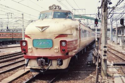 特急「そよかぜ」～避暑地は碓氷峠の先に : 「まつもとあずさ」が3番線