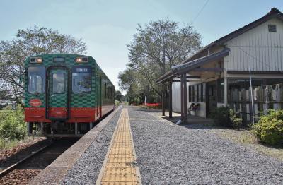 真岡鐡道 寺内駅とモオカ14形 彼岸花咲く真岡線 まつもとあずさ が3番線にまいります