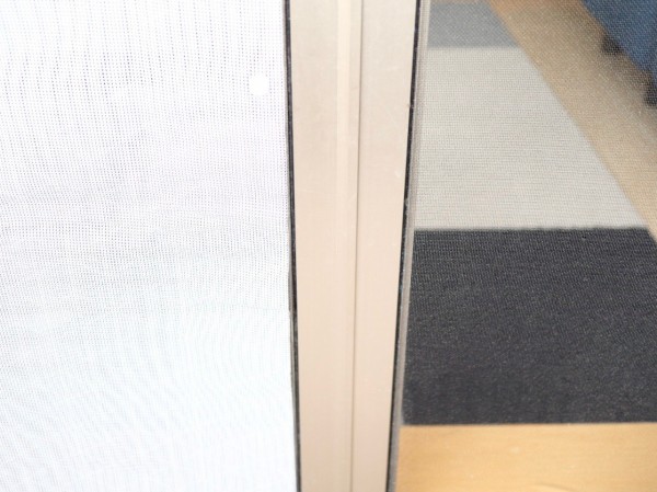 日差しも 網戸に突っ込むのも防げる 網戸の目隠しシート をつけてみた 良品生活 Powered By ライブドアブログ