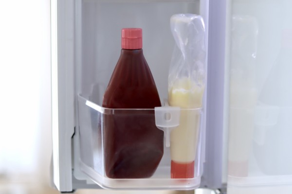 冷蔵庫 100円でドアポケットの調味料倒れるストレスを解決 良品生活 Powered By ライブドアブログ