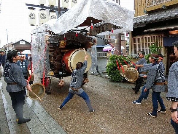 石取祭の特殊性② : 神社前2F特設祭事場