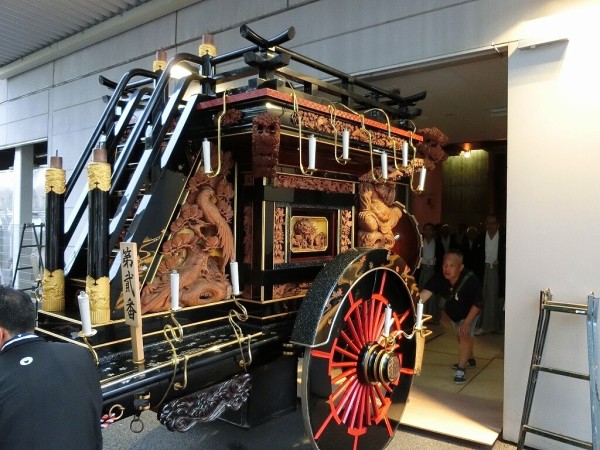 石取祭の特殊性① : 神社前2F特設祭事場