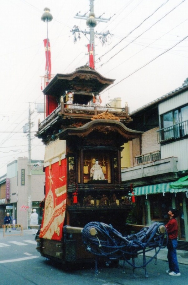 山車紹介【半田市 亀崎 西組 花王車①】 : 神社前2F特設祭事場