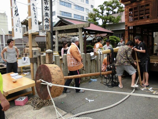 名古屋市東区 出来町天王祭（中之切 河水車、東之切 王羲之車棒締め） : 神社前2F特設祭事場