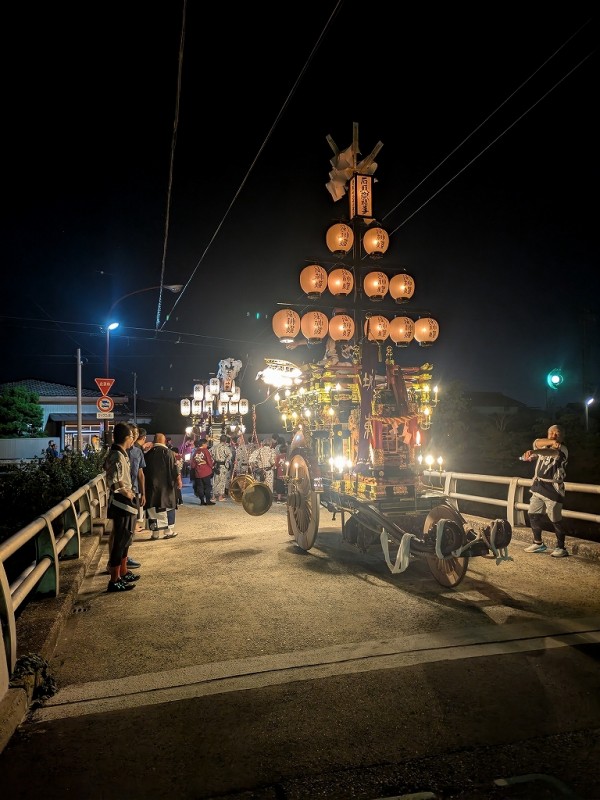 25 桑名市 稲荷阿岐波神社石取御神事（長島石取祭①） : 神社前2F特設